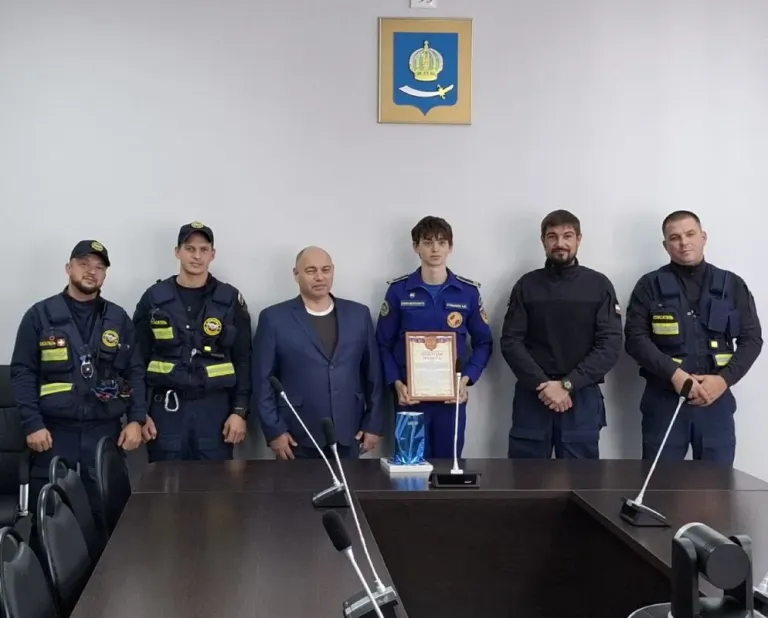 В Астрахани наградили кадета, спасшего прохожего
