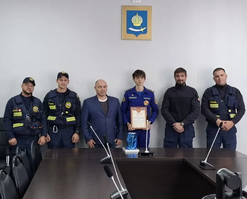 В Астрахани наградили кадета, спасшего прохожего