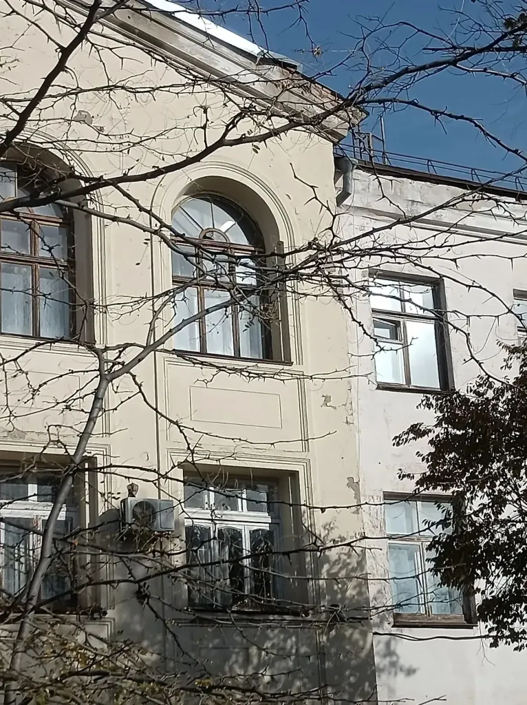В Астрахани спасатели убрали опасные конструкции с крыши и фасада