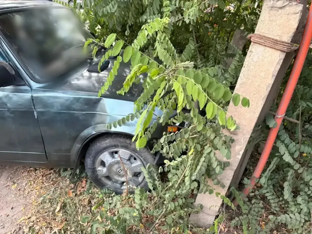 В Астрахани водитель врезался в столб и погиб