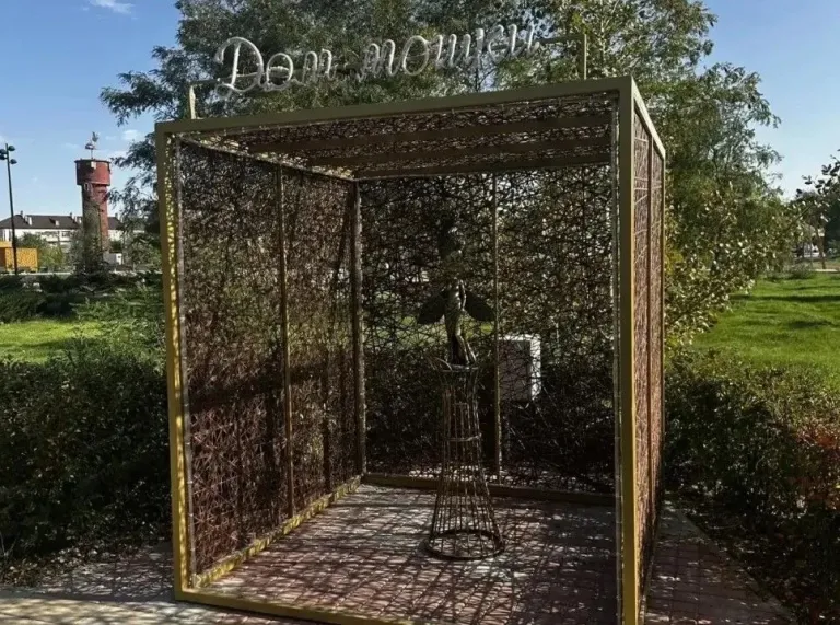 В Ахтубинске вандалы повредили памятник мошке и элементы благоустройства