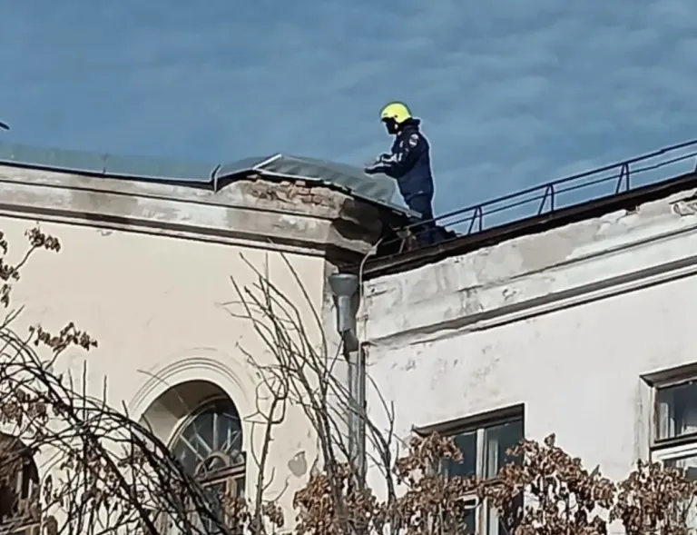 В Астрахани спасатели сняли с крыш свисавшие лист и балку