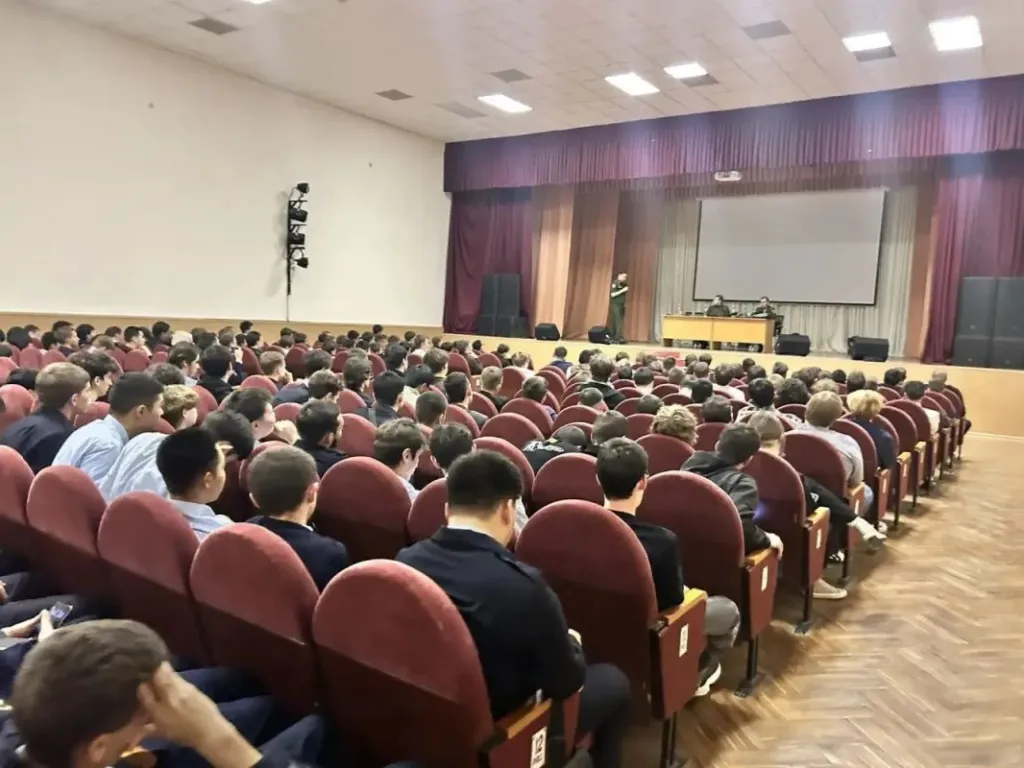 Более 600 астраханских студентов научили противостоять мошенникам